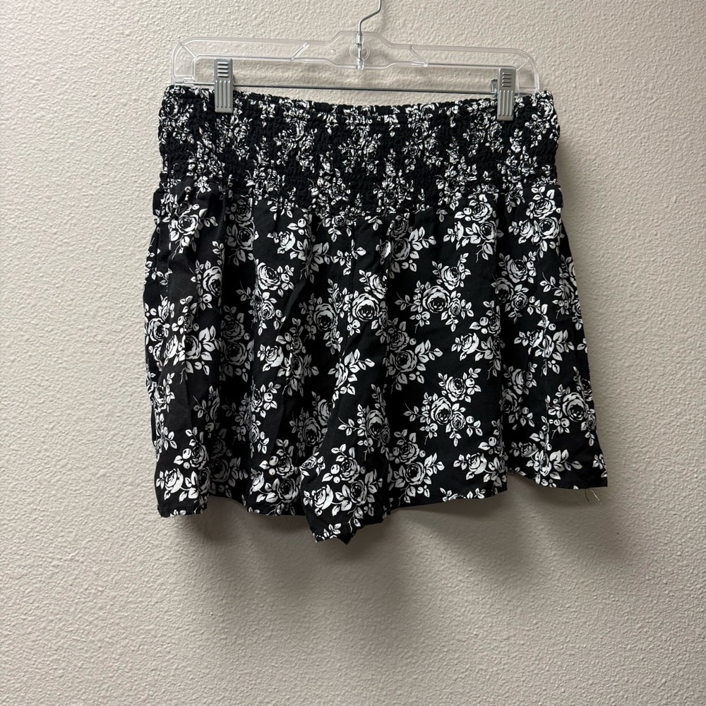 Soho Lady 1X Black White Floral Smocked Waist Boho Shorts Summer Casual - Picture 5 of 8